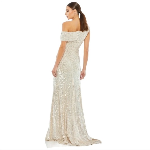 Mac Duggal Gold One Shoulder ruched Sequined Dress Style 26550 Size 8 - Picture 4 of 9